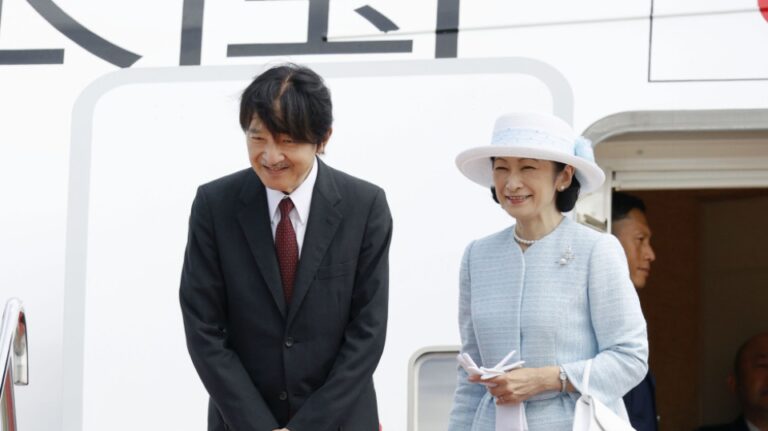 Le prince héritier et la princesse du Japon arrivent au Vietnam