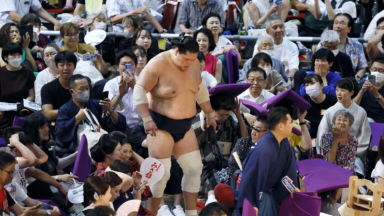 El yokozuna solitario Terunofuji se perderá el torneo de otoño por una lesión de espalda.