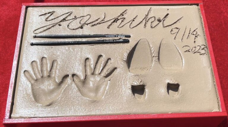 Les empreintes de mains de la rock star japonaise Yoshiki immortalisées à Hollywood