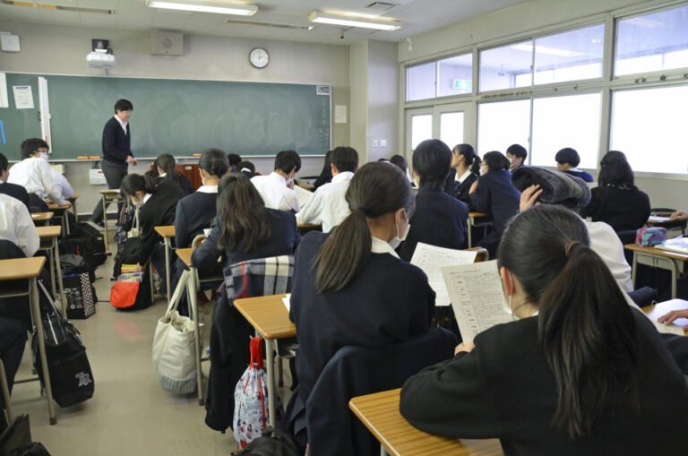 Tokyo supprime les quotas de genre pour les admissions dans les lycées publics à partir de 2024
