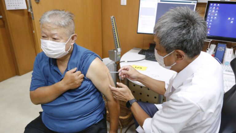 Un vaccin COVID mis à jour ciblant la sous-variante Omicron est déployé au Japon