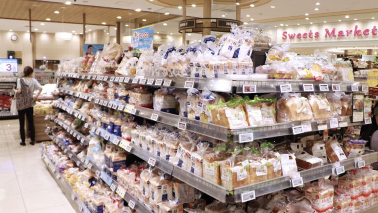 Une nouvelle vague de hausses de prix et de modifications des règles fiscales attendent le Japon en octobre.