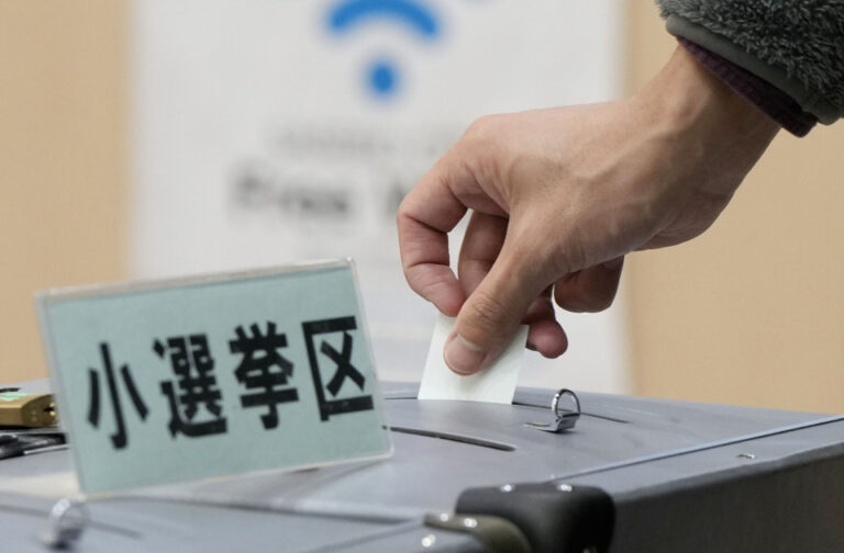 Le PLD au pouvoir au Japon devrait perdre au moins une des deux élections partielles, selon les sondages à la sortie des urnes