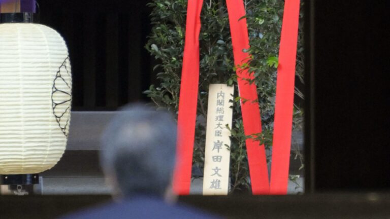 Le Premier ministre japonais envoie une offrande au sanctuaire Yasukuni, lié à la guerre, pour le rite d&rsquo;automne