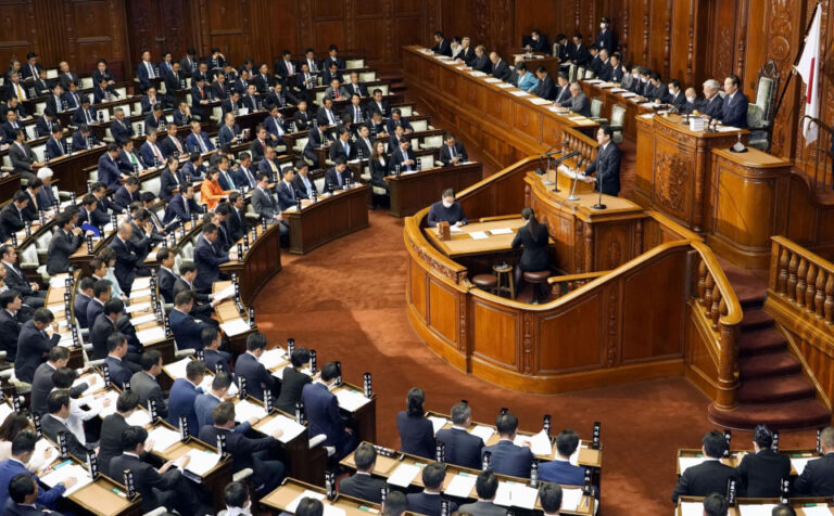 Le Premier ministre japonais fixe un objectif sur trois ans pour relancer l&rsquo;économie frappée par l&rsquo;inflation alors que les salaires sont à la traîne