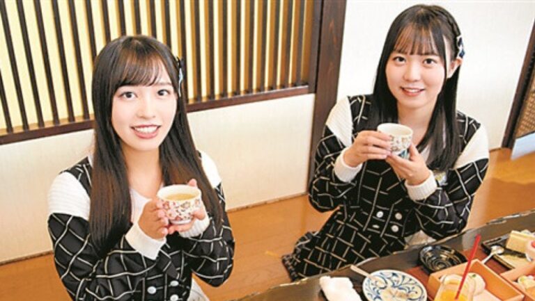 Un groupe d&rsquo;idoles fait la promotion du thé aux olives et de la nourriture liés à Setouchi dans un magasin de Tokyo