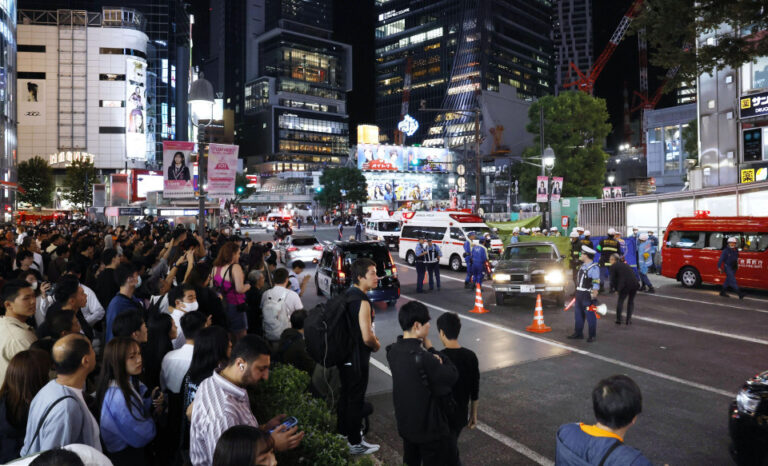Une voiture heurte des piétons près du célèbre passage à niveau de Shibuya à Tokyo