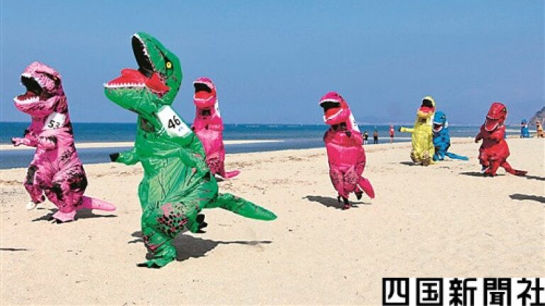 Des dinosaures se mobilisent pour la santé des enfants sur la plage de Kanonji