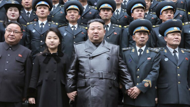 Kim Jong Un de la Corée du Nord affirme que le satellite fait partie du « droit à l&rsquo;auto-défense »