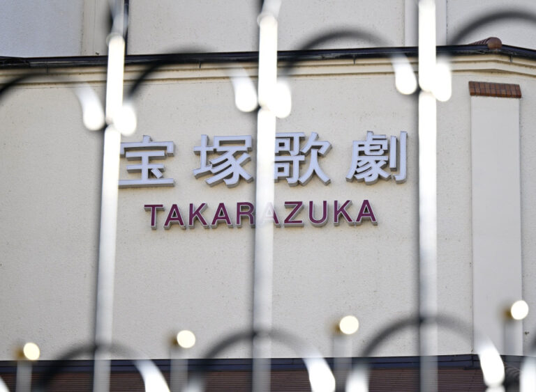 La Revue Takarazuka, qui a fait scandale, va créer un groupe d&rsquo;experts pour améliorer la culture