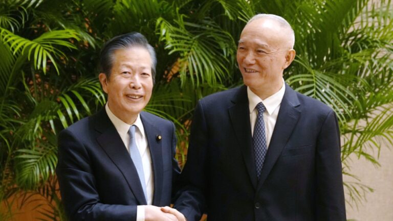 Le chef du parti japonais Komeito rencontre un haut responsable chinois et demande la fin de l&rsquo;interdiction des fruits de mer