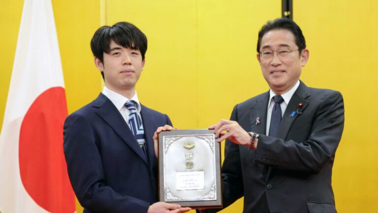 Le prodige japonais du shogi Sota Fujii reçoit le prix du Premier ministre