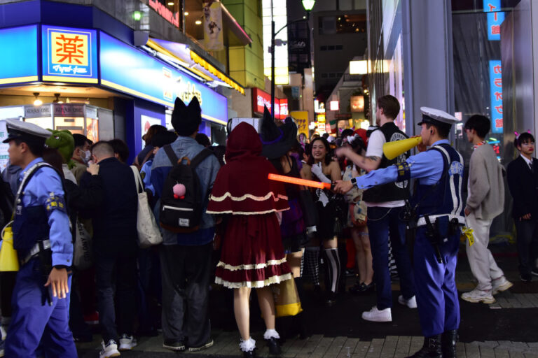 Shibuya, à Tokyo, voit Halloween tranquille alors que la sécurité renforcée atténue l&rsquo;humeur