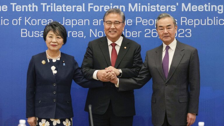 Trois ministres asiatiques des Affaires étrangères discutent de la préparation du sommet et de la Corée du Nord