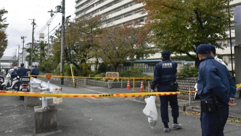 Un homme armé d&rsquo;un couteau abattu par la police après une querelle dans un appartement à Osaka