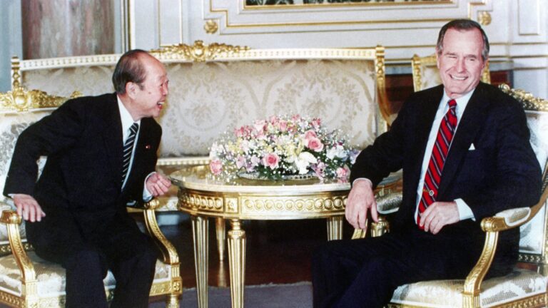 Bush a demandé de l&rsquo;aide lors du sommet Japon-États-Unis de 1992, comme le présidait.  course proche