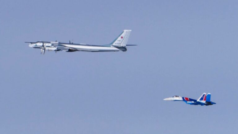 Des bombardiers chinois et russes effectuent un survol conjoint des eaux proches du Japon