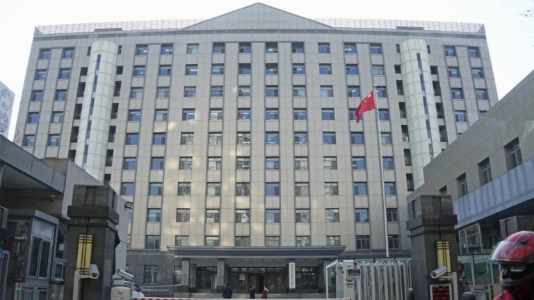 La Chine mène une enquête hors site sur une usine de cosmétiques japonaise