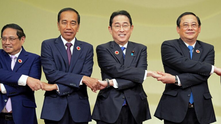 La perte du soutien public de Kishida pourrait nuire au Japon sur le plan diplomatique