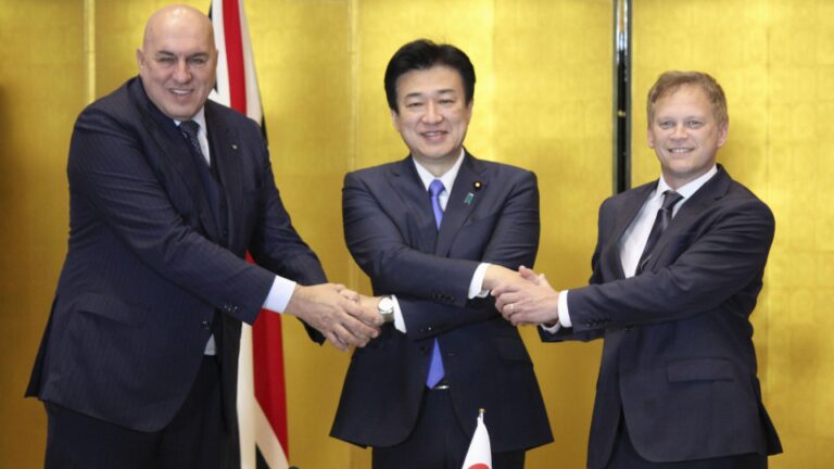 Le Japon, la Grande-Bretagne et l&rsquo;Italie conviennent de créer un organisme de liaison sur le plan des avions de combat