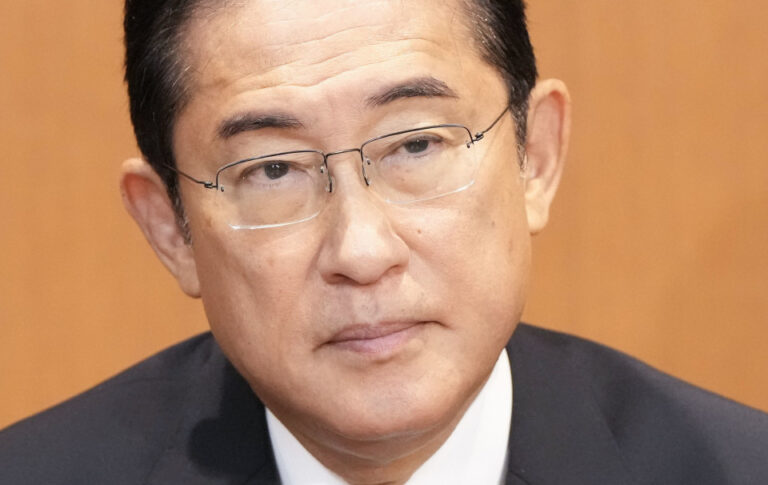 Le Premier ministre japonais Kishida exhorte les factions de son parti à renoncer aux collectes de fonds au milieu du scandale