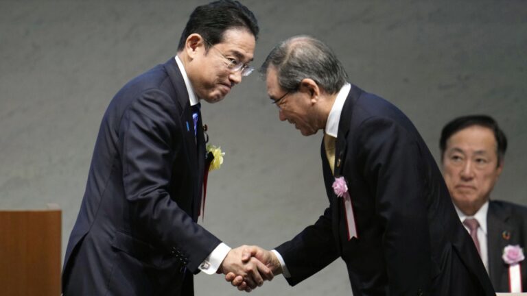 Le Premier ministre japonais demande aux entreprises d&rsquo;augmenter les salaires plus fortement en 2024 que cette année