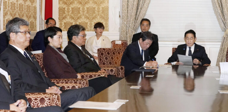 Le parti au pouvoir au Japon, le LDP, remplace deux dirigeants dans un scandale de collecte de fonds politiques