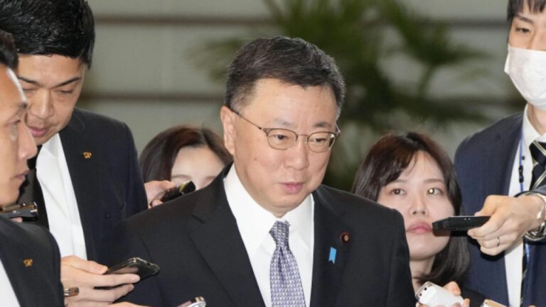 Le porte-parole du Japon victime d&rsquo;un scandale fait face à une motion de censure