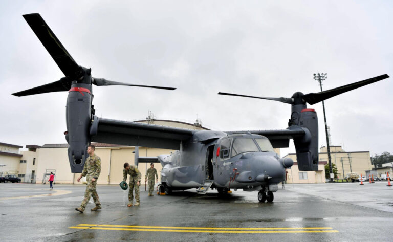 Les États-Unis continuent de faire voler des Balbuzards Osprey au Japon malgré les appels à suspendre leurs opérations