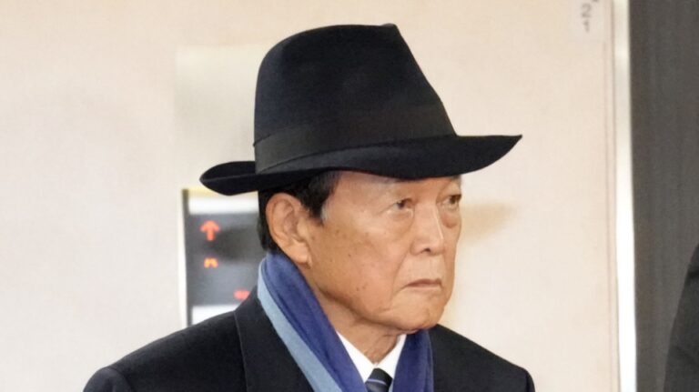 Aso maintient sa faction alors que le parti au pouvoir au Japon s&rsquo;interroge sur le scandale des fonds