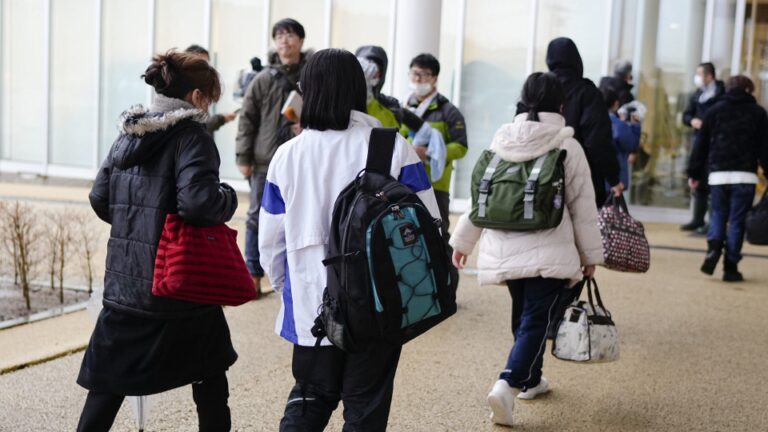Dans le centre du Japon frappé par le séisme, davantage d&rsquo;étudiants évacuent pour poursuivre leurs études