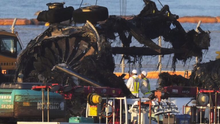 La dernière piste devrait rouvrir à Haneda à Tokyo avec l&rsquo;épave du JAL nettoyée