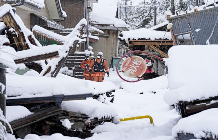La neige entrave les opérations de secours dans les zones touchées par le séisme au centre du Japon