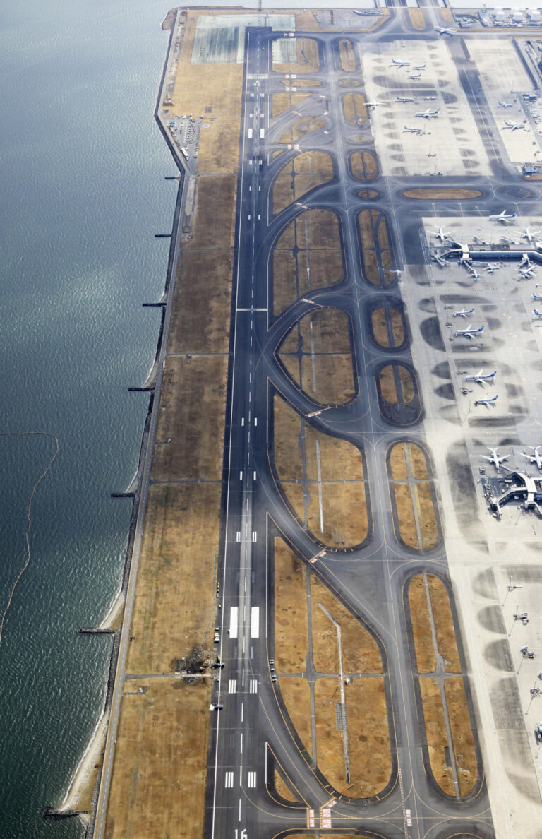 La piste de Haneda à Tokyo rouvre après la collision de l&rsquo;avion de ligne JAL