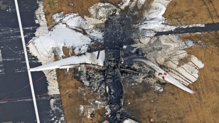 Le Japon commence à enquêter sur les causes de la collision de l&rsquo;avion JAL à l&rsquo;aéroport de Tokyo