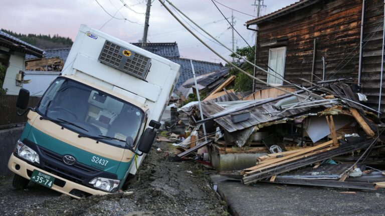 Le Japon double le contingent des FDS impliqué dans les secours après le séisme, le nombre de morts dépasse les 90