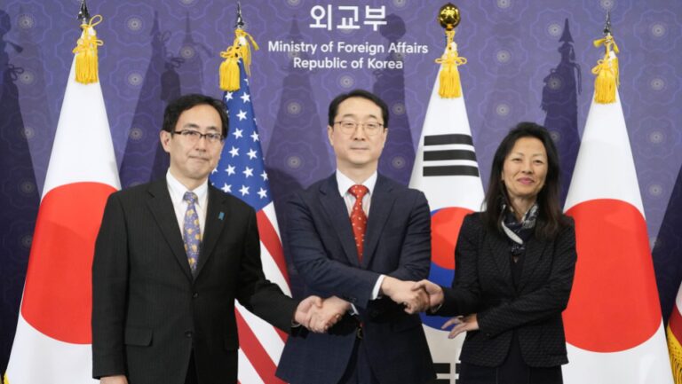 Le Japon, la Corée du Sud et les États-Unis s&rsquo;engagent à resserrer leurs liens après le lancement d&rsquo;un missile nord-coréen