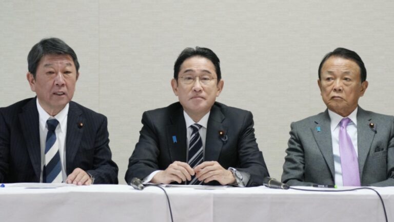 Le Premier ministre japonais contraint de s&rsquo;appuyer davantage sur le « faiseur de roi » Aso au milieu d&rsquo;un scandale financier