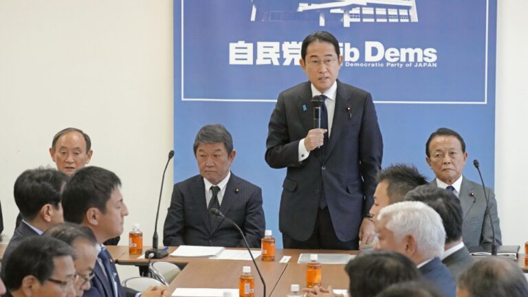 Le Premier ministre japonais mis au pied du mur alors que le scandale des fonds secrets s&rsquo;abat sur lui