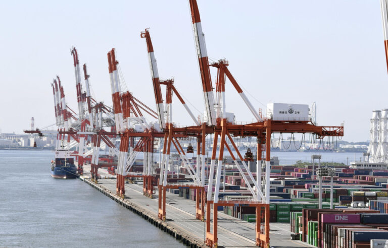 Le déficit commercial du Japon est réduit de moitié à 9.300 milliards de yens en 2023 grâce à des exportations record