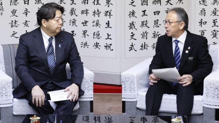 Le gouvernement japonais envisage de rencontrer Okinawa sur le plan de transfert de base américaine