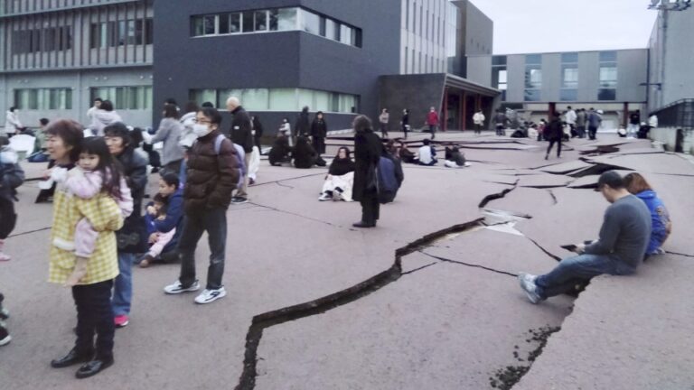 Le séisme M7.6 secoue les zones de la mer du Japon et une alerte au tsunami importante est émise