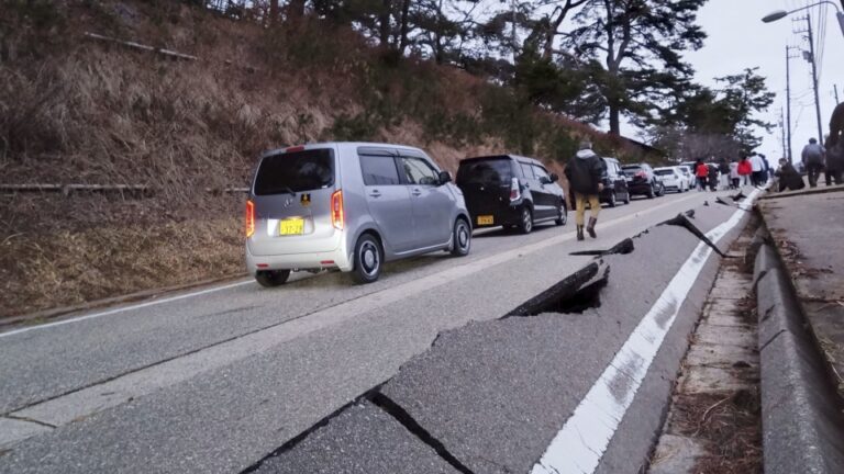 Le tremblement de terre au Japon perturbe le Nouvel An alors que les gens fuient et que les maisons s&rsquo;effondrent