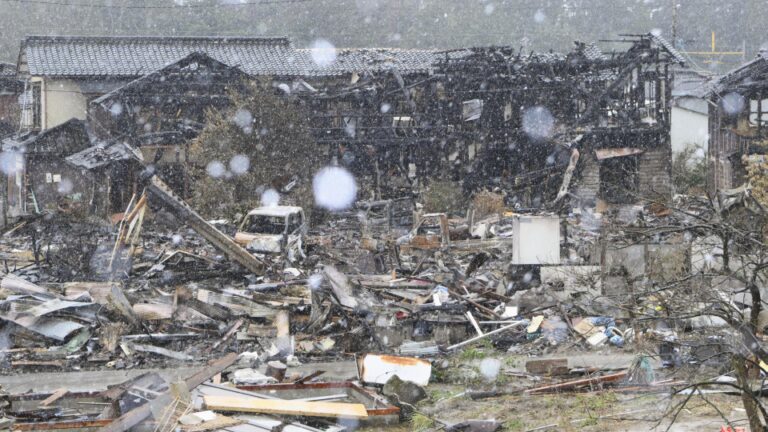 Le tsunami inonde 190 hectares après le séisme dans le centre du Japon