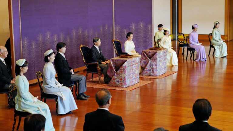 L’empereur du Japon écrit un poème pour réfléchir à l&rsquo;accueil chaleureux lors de ses visites