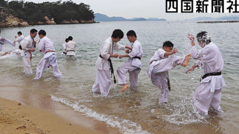 Les membres de l&rsquo;école de karaté s&rsquo;entraînent en plein hiver à Kagawa Pref.  plage