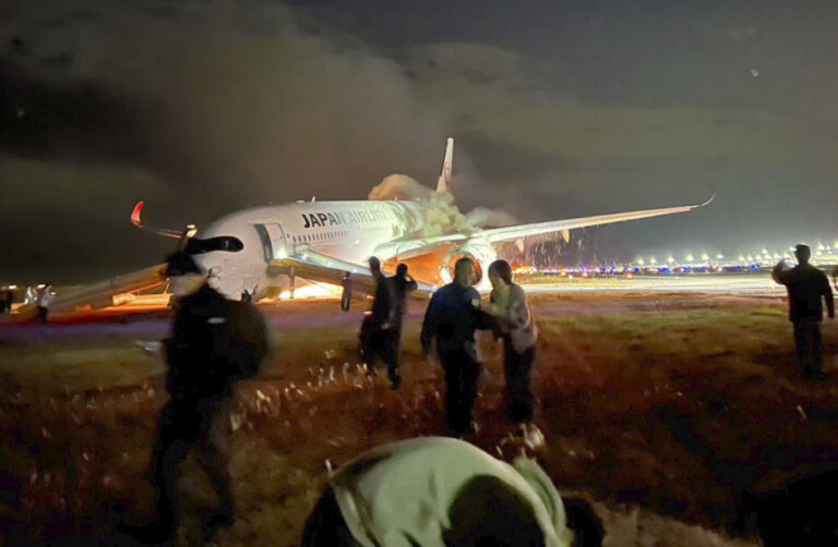 Les passagers évadés se souviennent des moments tendus de l&rsquo;incendie de l&rsquo;avion de Japan Airlines