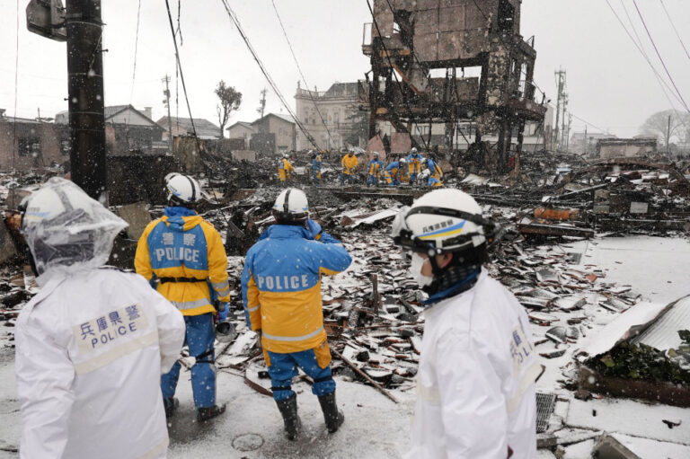 Les recherches se poursuivent dans les zones touchées par le séisme au centre du Japon sous la pluie