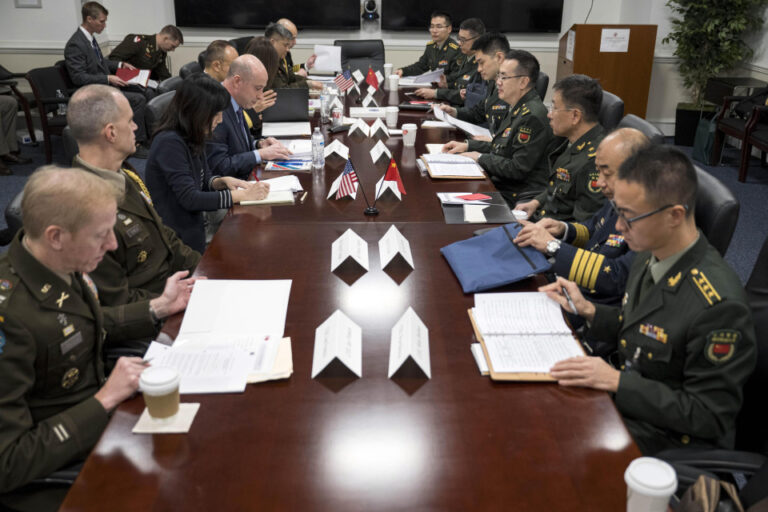Les responsables de la défense américains et chinois reprennent les négociations de coordination politique