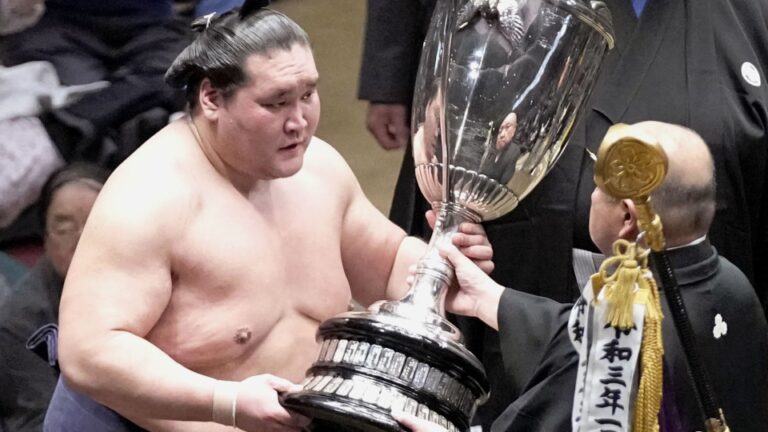 Terunofuji bat Kotonowaka en séries éliminatoires pour remporter le tournoi du Nouvel An